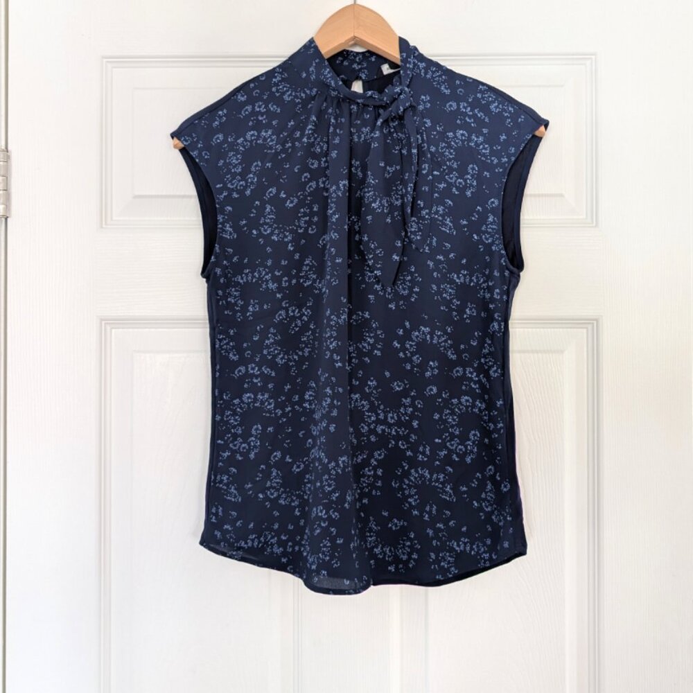 RW&CO tie neck top navy floral size XXS